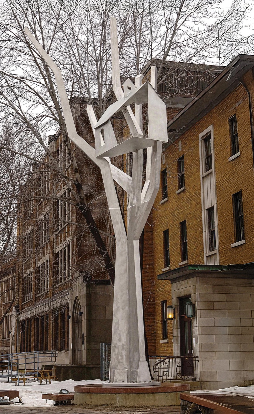 L’arbre-École, sculpture en aluminium de Claire Lamarre dans l’espace public